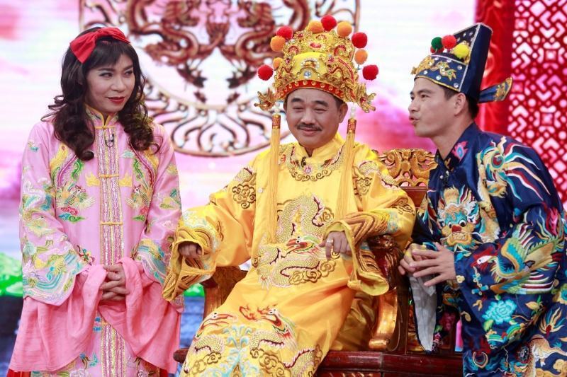Nam Cao, Bac Dau are chatting with Jade Emperor