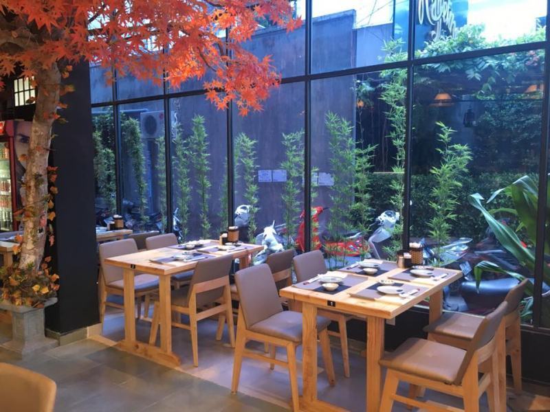 The space is spacious and clean. From the arrangement of tables and chairs, items to staff uniforms, all have a typical Japanese style