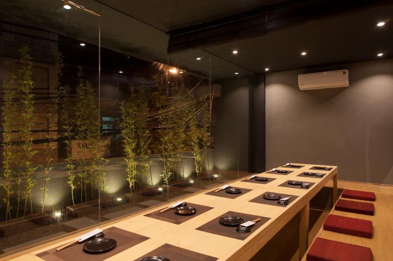 The restaurant space is spacious, decorated in Japanese style, and also has a private room that is very suitable for parties, year-end parties, families.