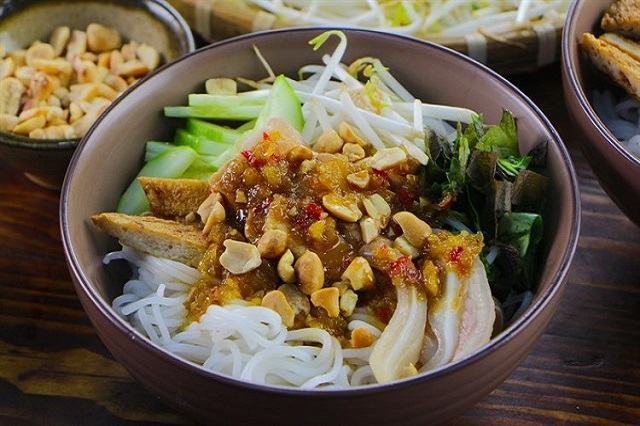 Seasoned vermicelli with fish sauce