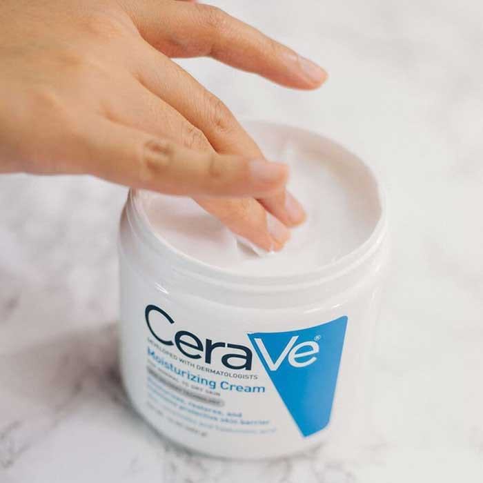 Voted as one of the 1 best moisturizers, CeraVe Moisturizing Cream has become a cosmetic product trusted and appreciated by many women.