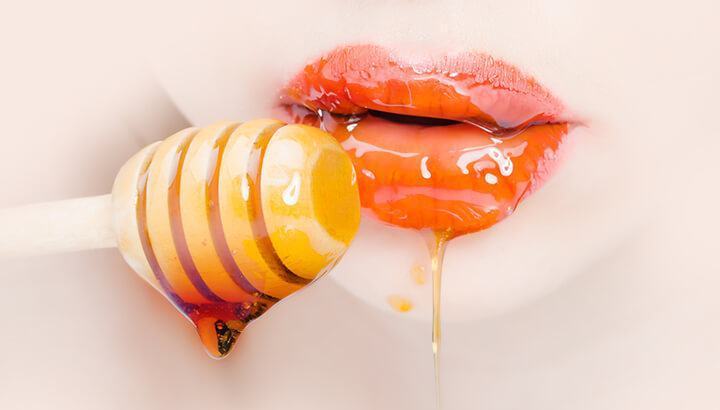 How to treat dark lips with pure honey