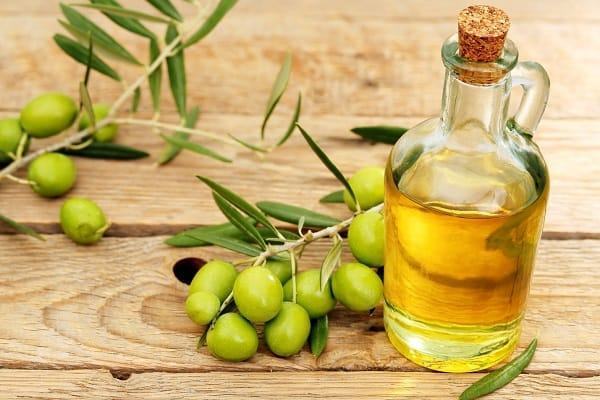 Olive oil not only has high nutritional value but also helps to overcome dark lips effectively, which is applied by many women.