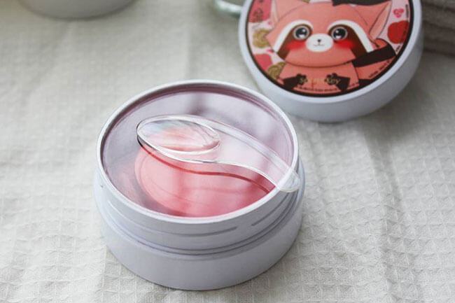 Pink Racoony Hydro Gel Eye & Cheek Patch Mask contains serum that brightens the eye area quickly and cools down the cheeks extremely effectively in case of sunburned cheeks.