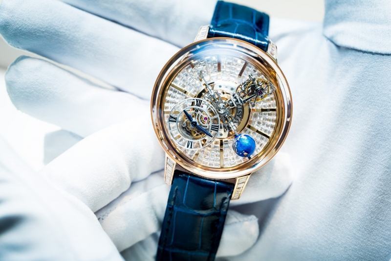 With this expensive Jacob & Co Astronomia Tourbillon Baguette, everyone wants to own one. The internal movements can be seen as if they are operating the rules of the world, 342 diamond combinations, the meticulousness reaches a high level. The mysterious and hidden beauty of this watch has made many people crazy. Price nearly 22 billion / unit.