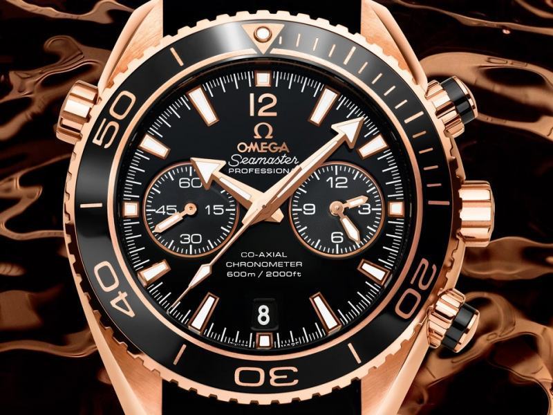 Not only accurate, but exquisite in design, this Omega Seamaster can dive to a depth of 600m. Along with the material and water resistance of the Seamaster Planet Ocean Ceragoldra, is considered a professional diver. Price is about 500 million/piece.