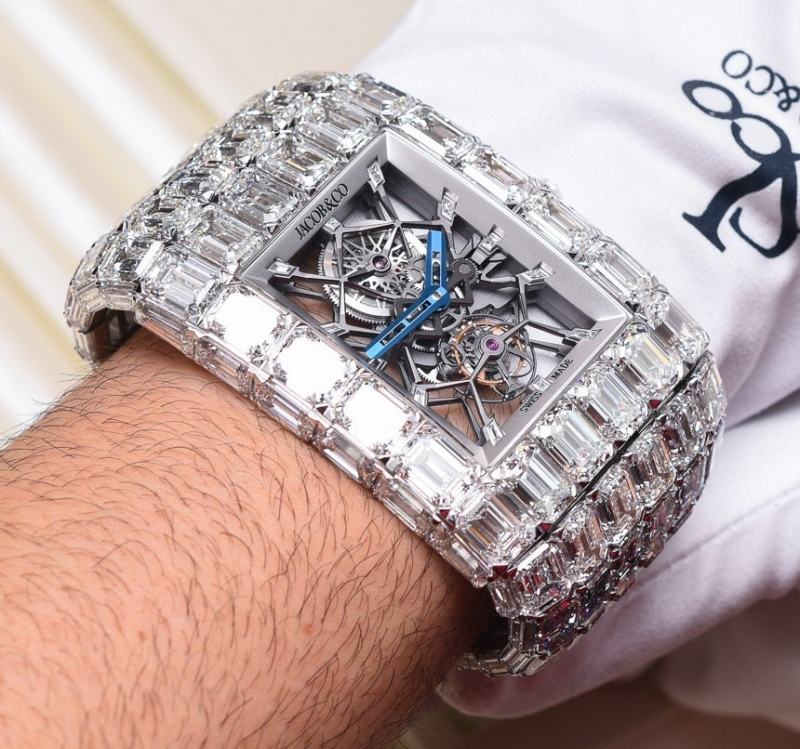 Jacob & Co.Billionaire is the most expensive coin today with 18 million US dollars. The entire body and band are made of white gold, the entire surface is covered with diamonds, the exposed design allows you to observe the orderly complications of this expensive watch.