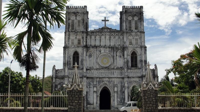 Although the church has a small area, the campus is quite large and shady