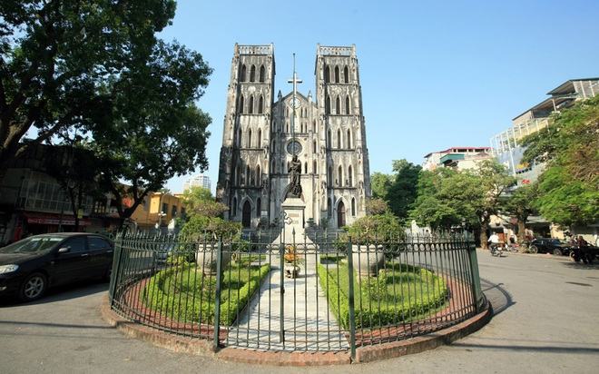 Hanoi Cathedral also has bold European Gothic architecture in the Middle Ages