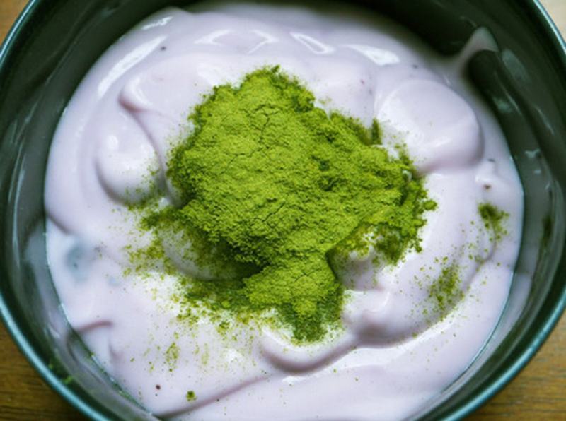 Mask of green tea powder and yogurt