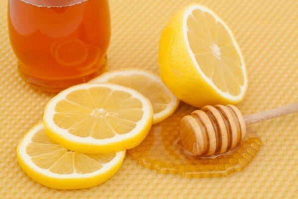 Treat back acne with lemon and honey