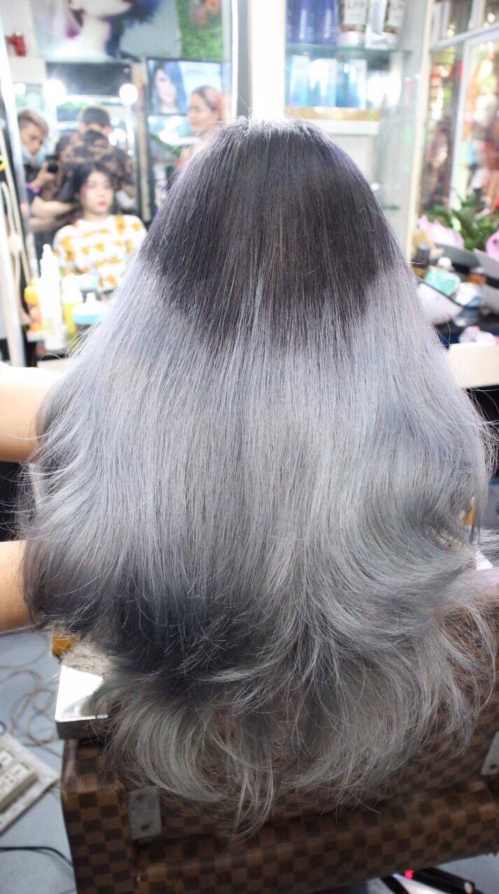 Choose the right ombre color that suits you and you will immediately become the center of attention in the crowd.