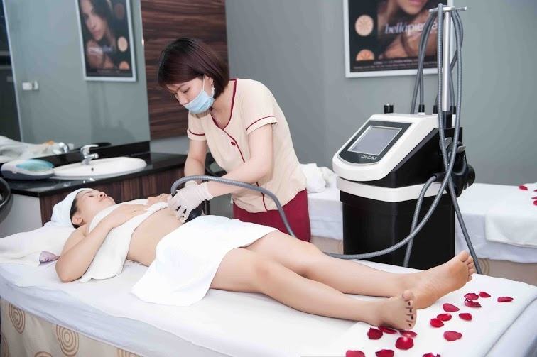 Customers participate in slimming treatment at Da Yen Thao Spa