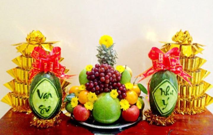 The apple in the five-fruit tray on Tet holiday