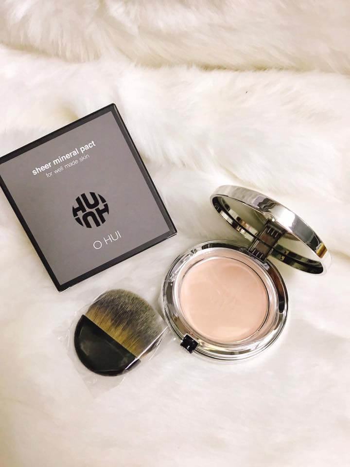 Sheer Mineral Pact - Sparkling powder that creates contour on the face