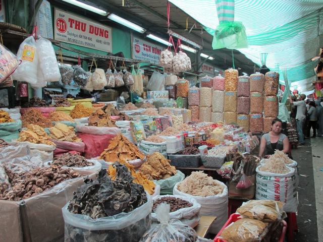 About 15 days to 1 month before Tet, you should buy dry goods such as shiitake, vermicelli, and wood ear.