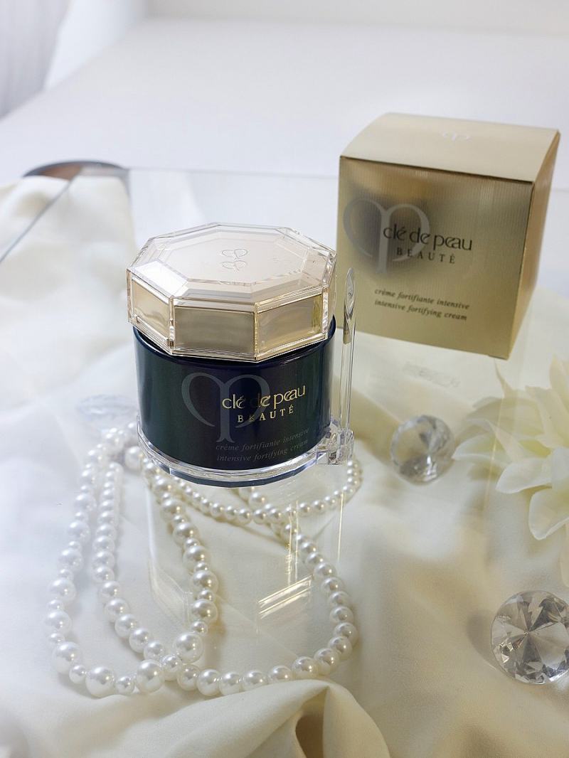 Moisturizing cream provides water to help collect and store cell water, perform the function of moisturizing, maintaining tissue connections, lifting skin muscles, contributing to filling wrinkles, making the skin surface firm and smooth.