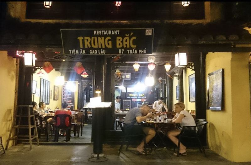 Trung Bac Restaurant- cao lau & cauldron cake