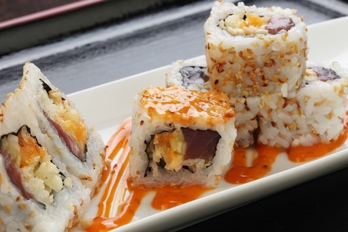 Tuna roll with spicy sauce