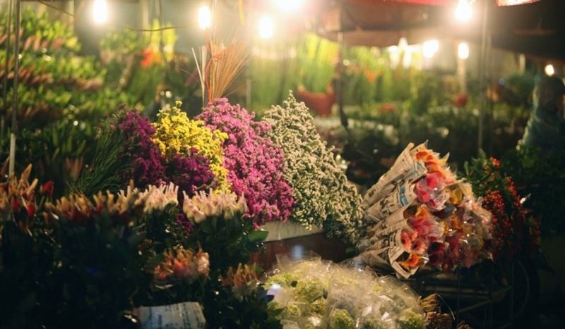 Me Linh night flower market