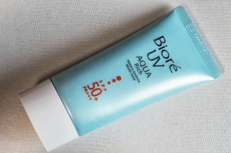 Biore UV Aqua Rich Watery Essence sunscreen helps to make the skin oil-free during use