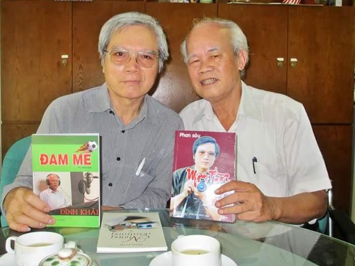 Journalist, football commentator Dinh Khai presents books
