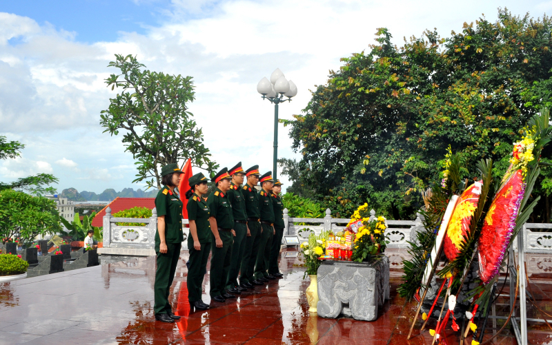 The article pays tribute to the heroes and martyrs on the occasion of July 27 (No.