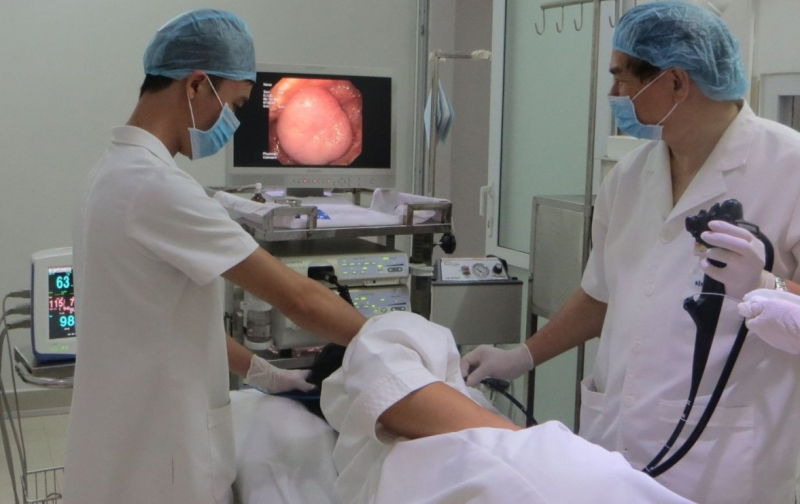 Prof. Dr. Ha Van Quyet directly conducted endoscopy for patients