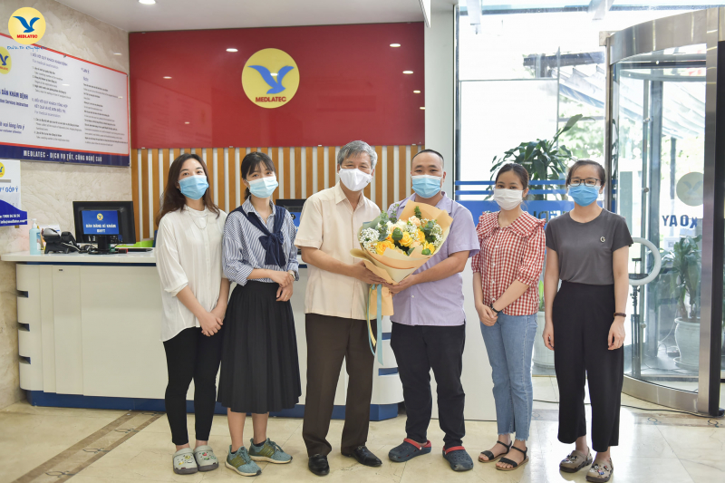 Chairman of the MEDLATEC Advisory Council GS.AHLD Nguyen Anh Tri gave flowers to encourage medical staff to go to Bac Giang to provide aid.