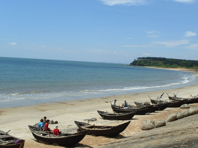 There are also small fishing boats on the beach