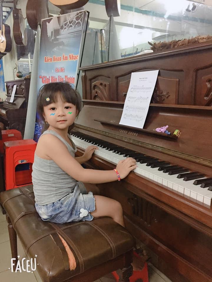 Children learn piano in class