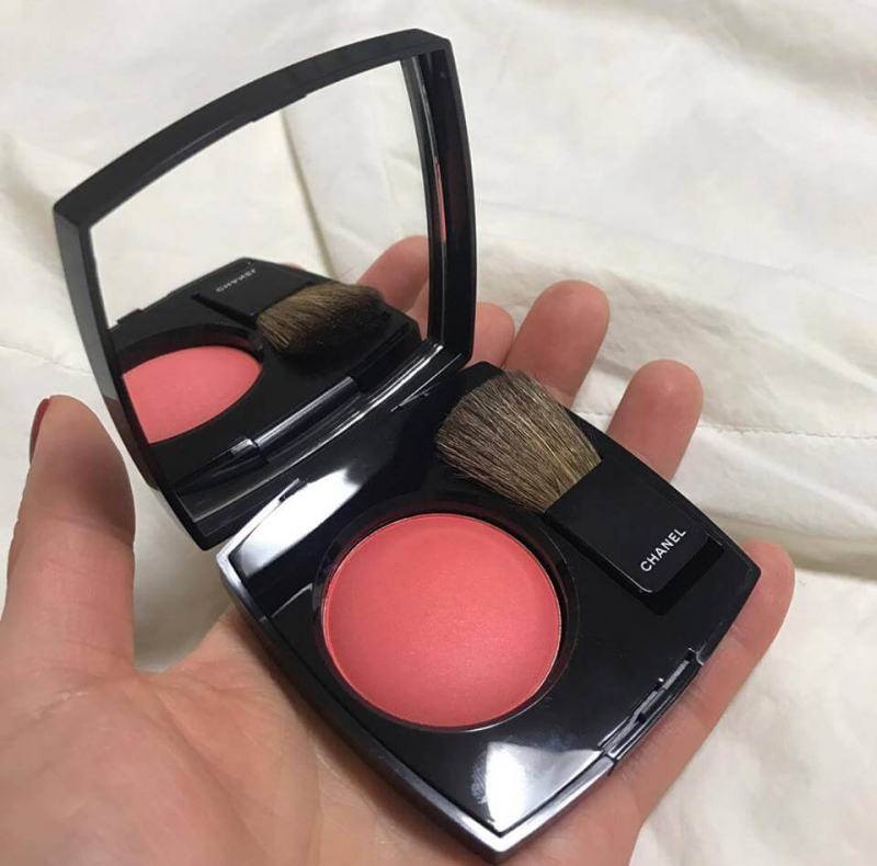 Chanel Joues Contraste Powder Blush has a very smooth and easy to spread powder, with microscopic particles but has the power to celebrate your beauty unexpectedly.