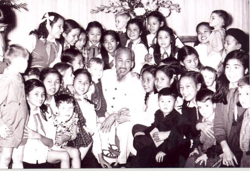 Uncle Ho's photo with children (internet source)