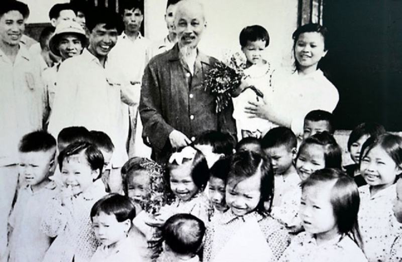 Uncle Ho's photo with children (internet source)