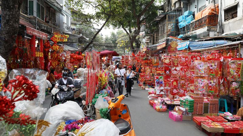 On New Year's Day, walking around the streets choosing colorful decorative accessories to make the Tet atmosphere more exciting