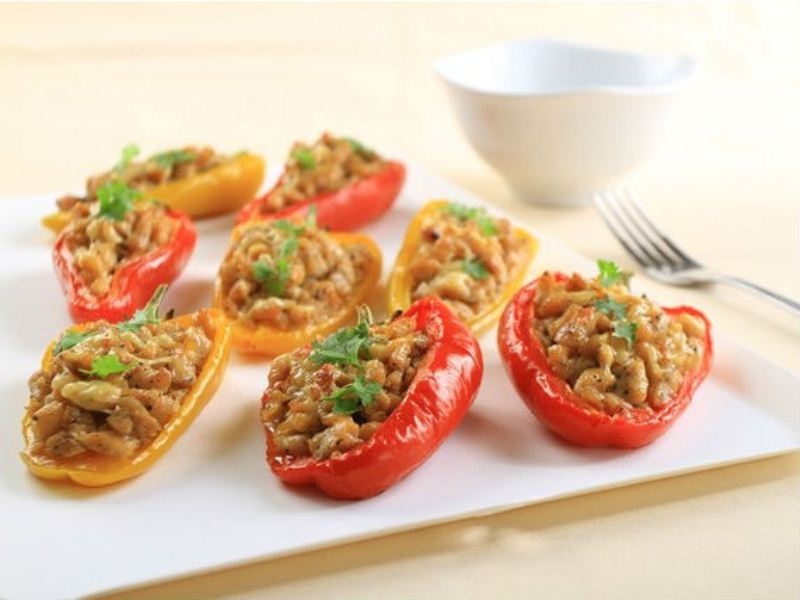 Steamed rice stuffed with bell peppers