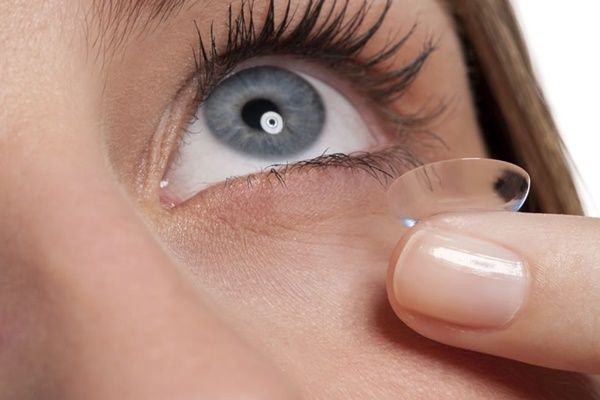 Do not drip when wearing contact lenses