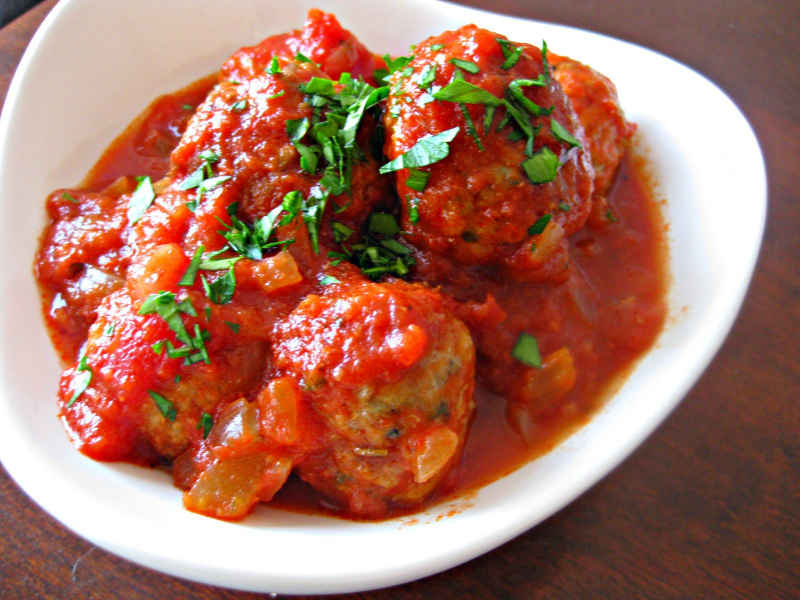 Minced meatballs with tomato sauce