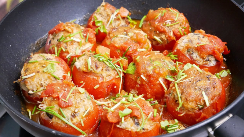 Minced pork stuffed with tomatoes