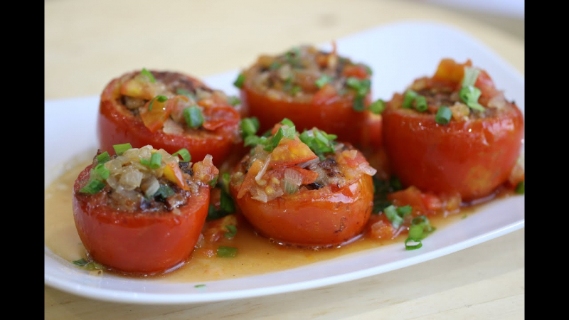 Minced pork stuffed with tomatoes