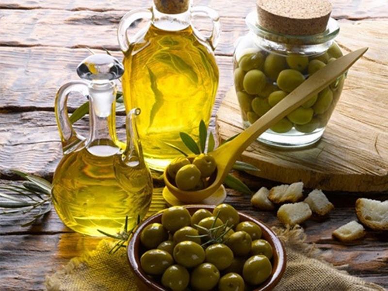 Use olive oil to tighten pores