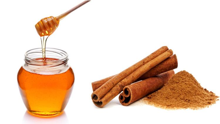 In addition to honey, cinnamon powder is also a good antibacterial ingredient, protecting the skin from invading agents of environmental bacteria.