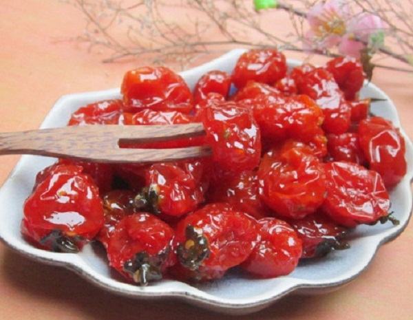 Tomato jam not only enhances the rich flavor of Tet jam tray, but also creates eye-catching colors