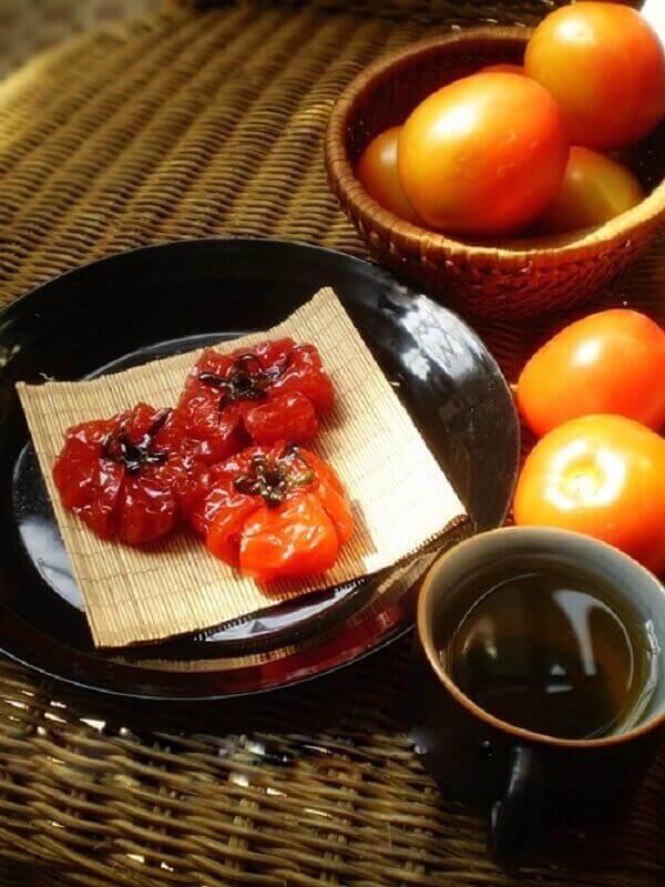 Tomato jam has the characteristic red color of Tet