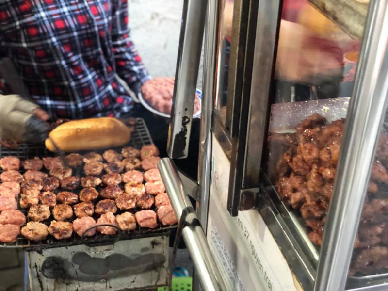 Grilled meat sandwich alley 37 Nguyen Trai, District 1