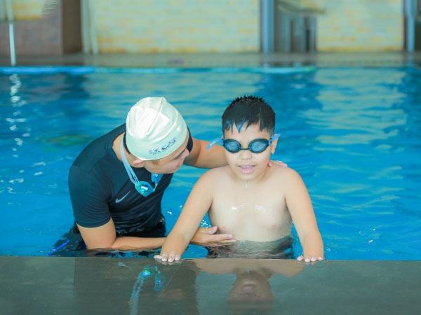 Swimming is considered an effective method to help fight obesity in children, helping children become more agile and flexible.