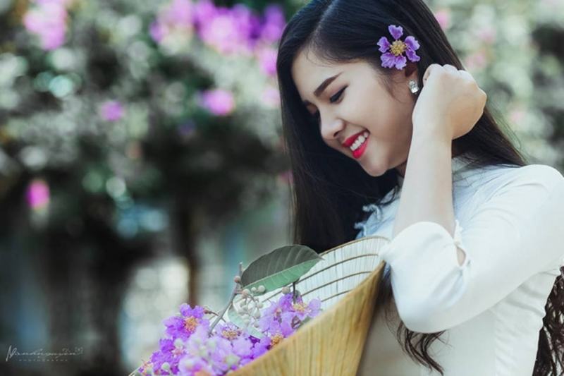 With the traditional ao dai, Hue girls attract with their gentle and graceful beauty