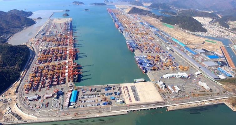 The fifth largest port of Busan in the world