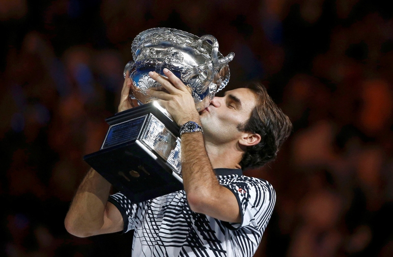 Federer lifts the championship trophy