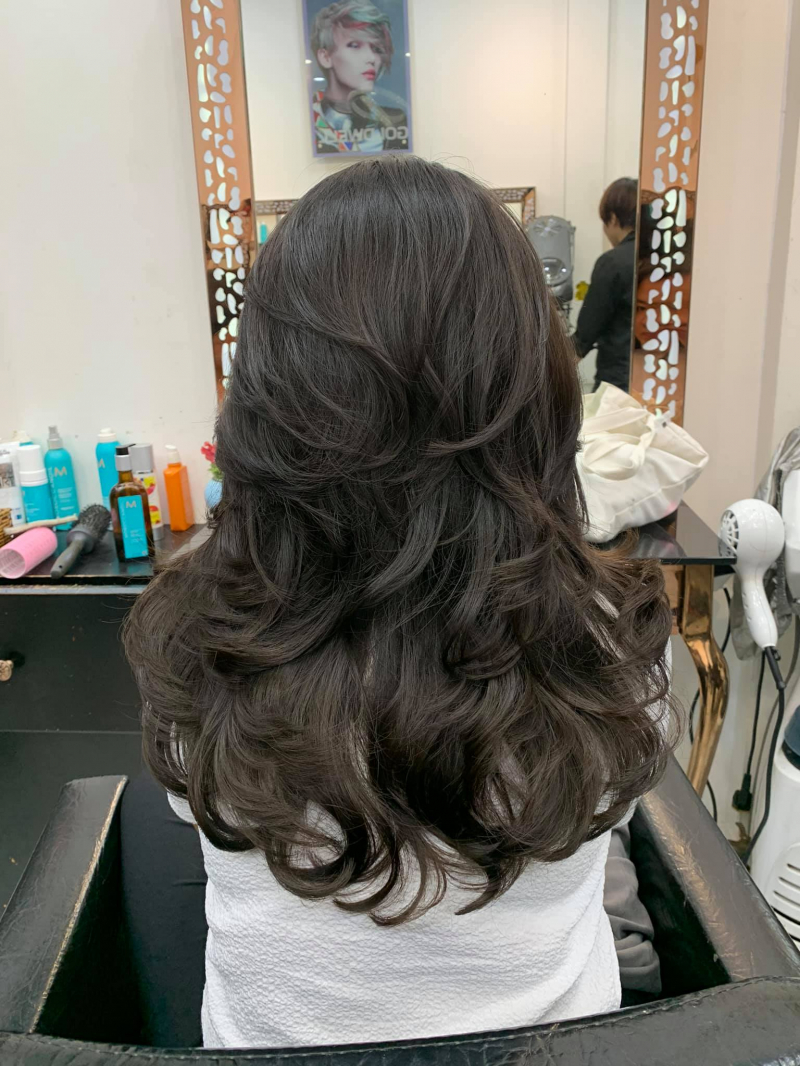 Each curl is meticulously curled at Hair salon Phuoc Saigon
